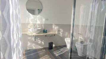 Habitación Confort doble, vistas a la ciudad | Baño | Ducha, artículos de higiene personal gratuitos y secador de pelo