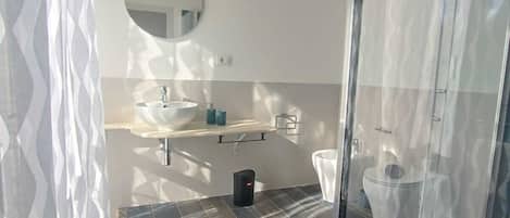 Comfort Double Room, City View | Bathroom | Shower, free toiletries, hair dryer, towels
