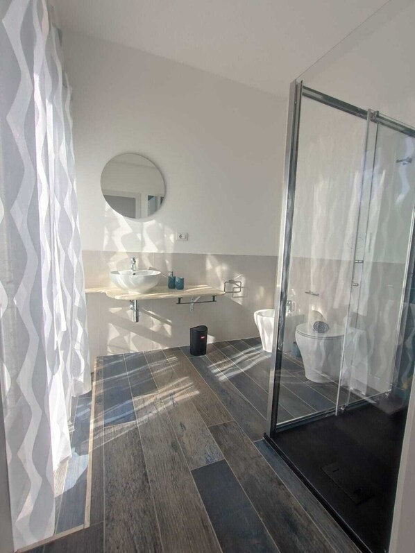 Habitación Confort doble, vistas a la ciudad | Baño | Ducha, artículos de higiene personal gratuitos y secador de pelo