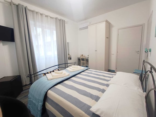 Classic Double Room | Peti besi dalam bilik, meja, langsir/tirai gelap terus, kalis bunyi