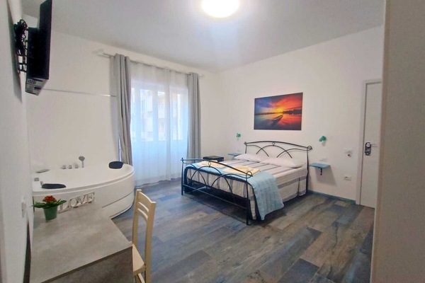 Quarto casal luxo | Cofres nos quartos, escrivaninha, cortinas blackout