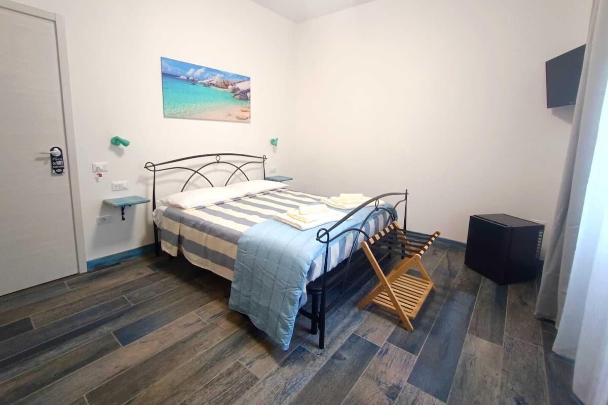 Classic Double Room | Peti besi dalam bilik, meja, langsir/tirai gelap terus, kalis bunyi