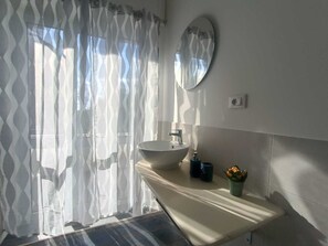 ห้องคอมฟอร์ทดับเบิล, วิวเมือง | ห้องน้ำ | ฝักบัว, ของใช้ในห้องน้ำฟรี, ไดร์เป่าผม, ผ้าเช็ดตัว