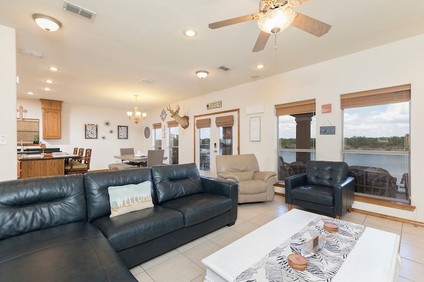Waterfront 3-bedroom 3- Bathroom House With Fishing Pier In Arroyo City - Arroyo City, TX