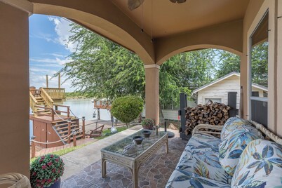 Amazing  3-bedroom 3- bathroom house with AC in Arroyo City on the water