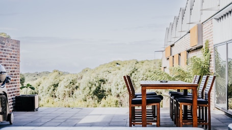 Outdoor dining. Alkina Lodge Milu