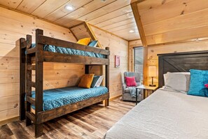 2 chambres, fer et planche à repasser, lit de bébé portatif