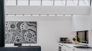 Micro-ondas, fogão, lava-louças