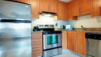 Réfrigérateur, four à micro-ondes, un four, surface de cuisson