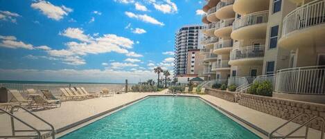 من حمّامات السباحة المغطاة، حمّام سباحة مُدفَّأ