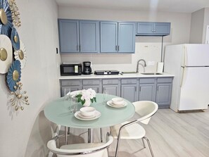 Kühlschrank, Mikrowelle, Herdplatte, Wasserkocher mit Kaffee-/Teezubehör