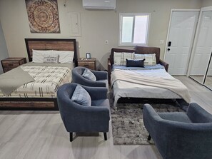 1 slaapkamer, een strijkplank/strijkijzer, wifi (toeslag), beddengoed