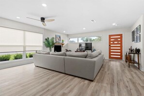 Living area - Mod Pod Near the Sea (Gulfport)