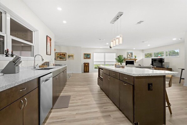 Private kitchen - Mod Pod Near the Sea (Gulfport)