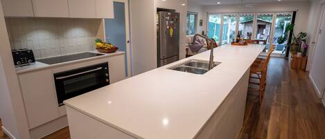 Geladeira, micro-ondas, fogão, cooktop