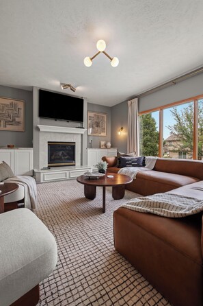 Living area - Radiant Oaks Retreat - Pool - Hot tub - Game Room - Family Home (Omaha)