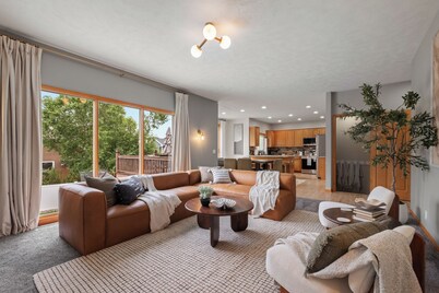 Radiant Oaks Retreat - Pool - Hot tub - Game Room - Family Home