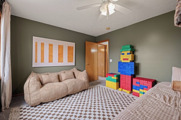 5 bedrooms, iron/ironing board, WiFi, bed sheets