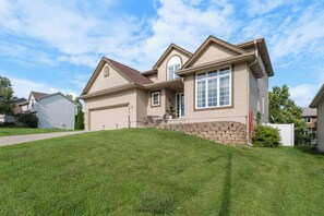 Exterior - Radiant Oaks Retreat - Pool - Hot tub - Game Room - Family Home (Omaha)