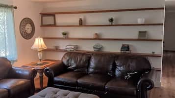 TV connectée, table de tennis de table, livres, écrans d'ordinateur