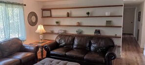 TV connectée, table de tennis de table, livres, écrans d'ordinateur