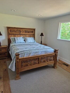 4 soverom, skrivebord, strykejern/-brett og reiseseng for barn