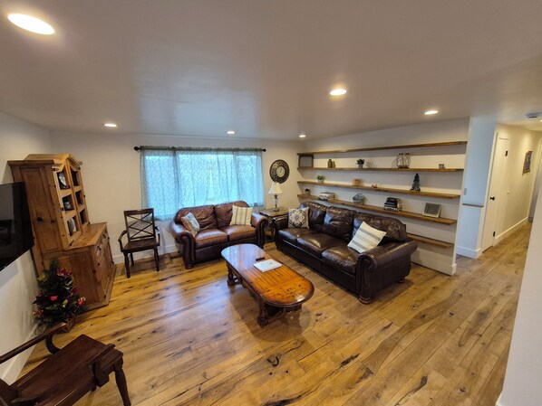 Smart-TV, bordtennis, bøker og PC-skjermer