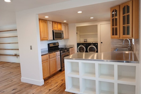 Een koelkast, een microgolfoven, een oven, een kookplaat