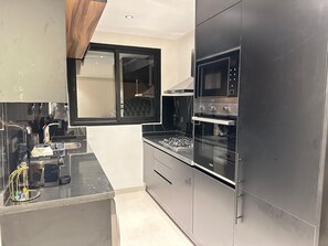 Microondas, horno, placa de cocina y lavavajillas