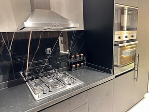 Microondas, horno, parrilla de estufa y lavavajillas 