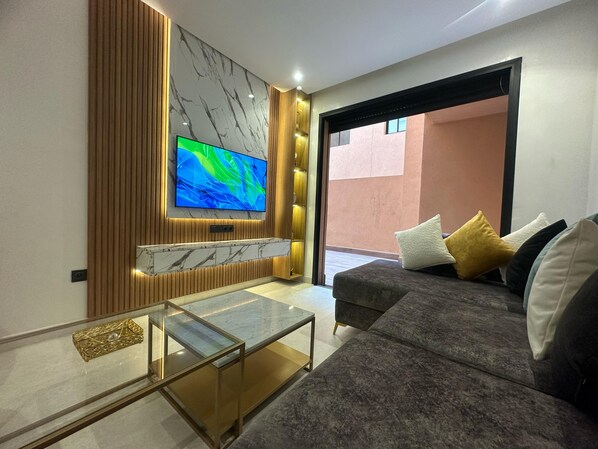 TV - Charming 2-bedroom apartment in the heart of Gueliz (Marrakech)