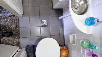 Sèche-cheveux, serviettes fournies, savon, shampoing