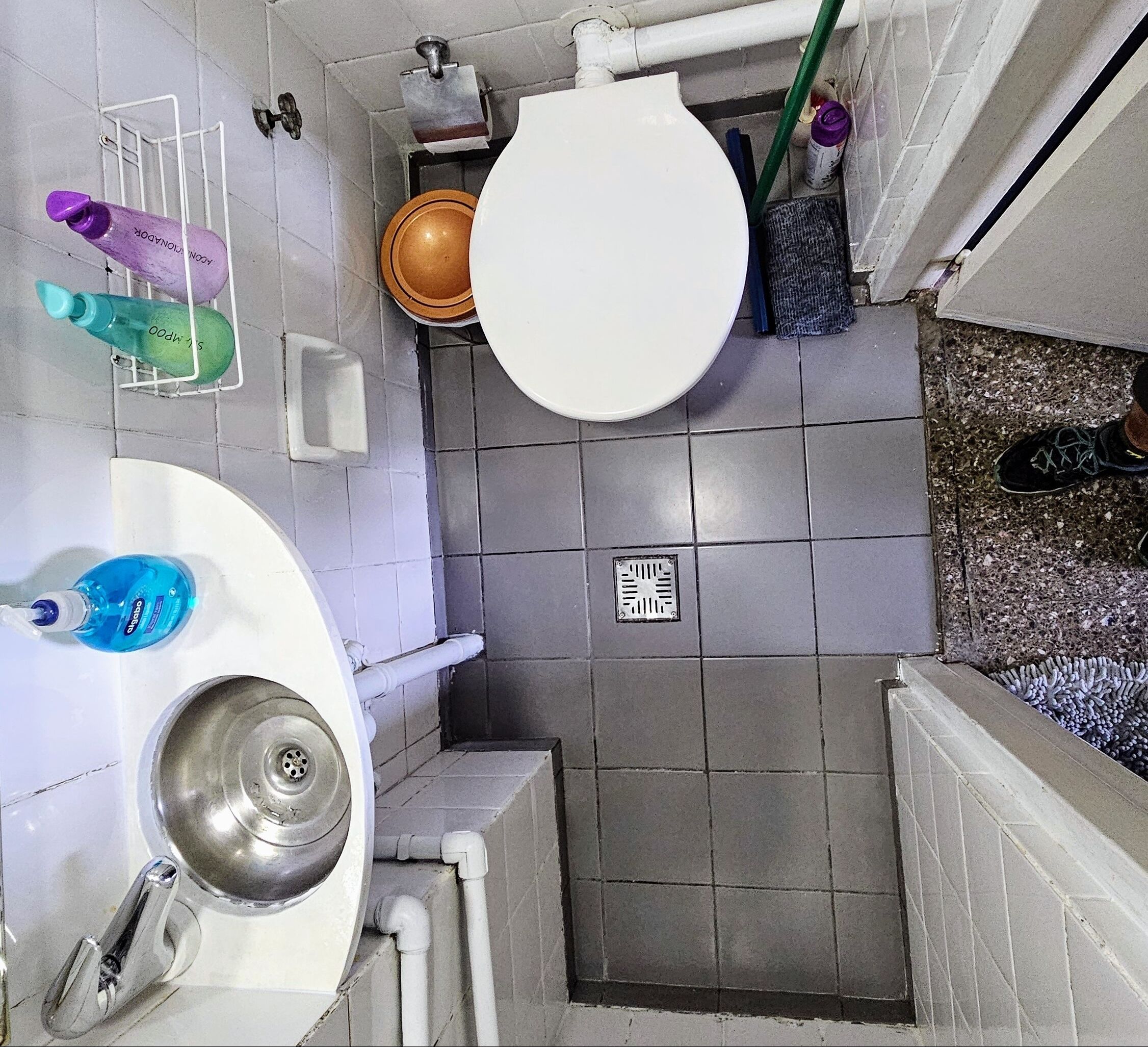 Sèche-cheveux, serviettes fournies, savon, shampoing