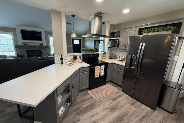 Microondas, horno, placa de cocina y lavavajillas