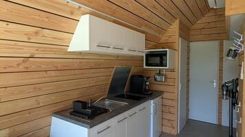 Refrigerador, microondas, utensilios de cocina