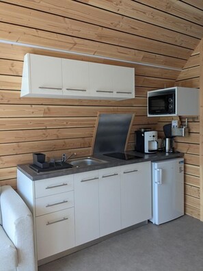 Kühlschrank, Mikrowelle, Kochgeschirr/Geschirr/Besteck