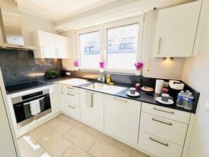 Herdplatte, Geschirrspüler, Kochgeschirr/Geschirr/Besteck, Küchenrolle