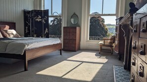 1 chambre, fer et planche à repasser, draps fournis