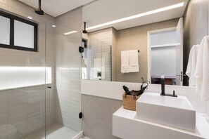 Haartrockner, Handtücher, Seife, Shampoo