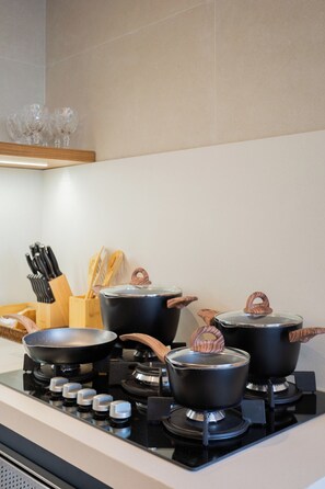 Full-sized fridge, cookware/dishes/utensils