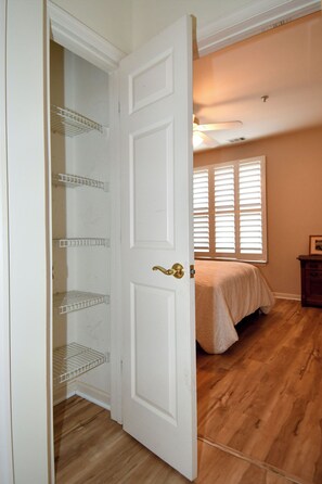 Tabla de planchar con plancha, wifi y ropa de cama