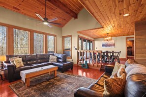 TV, fireplace - VIEWS~Black Bear 5BR Hot Tub~Fire Pit~ Game Room (Beech Mountain)