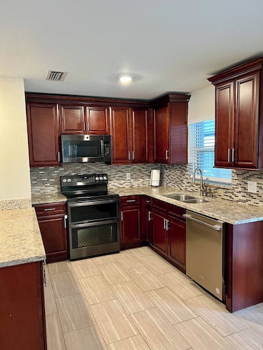 Pet friendly 3 Bedroom POOL Home in the Heart of Orlando