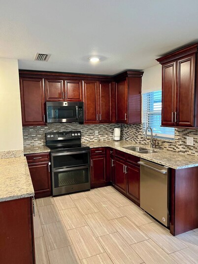 Pet friendly 3 Bedroom POOL Home in the Heart of Orlando