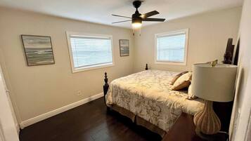 3 bedrooms, desk, iron/ironing board, WiFi (free)