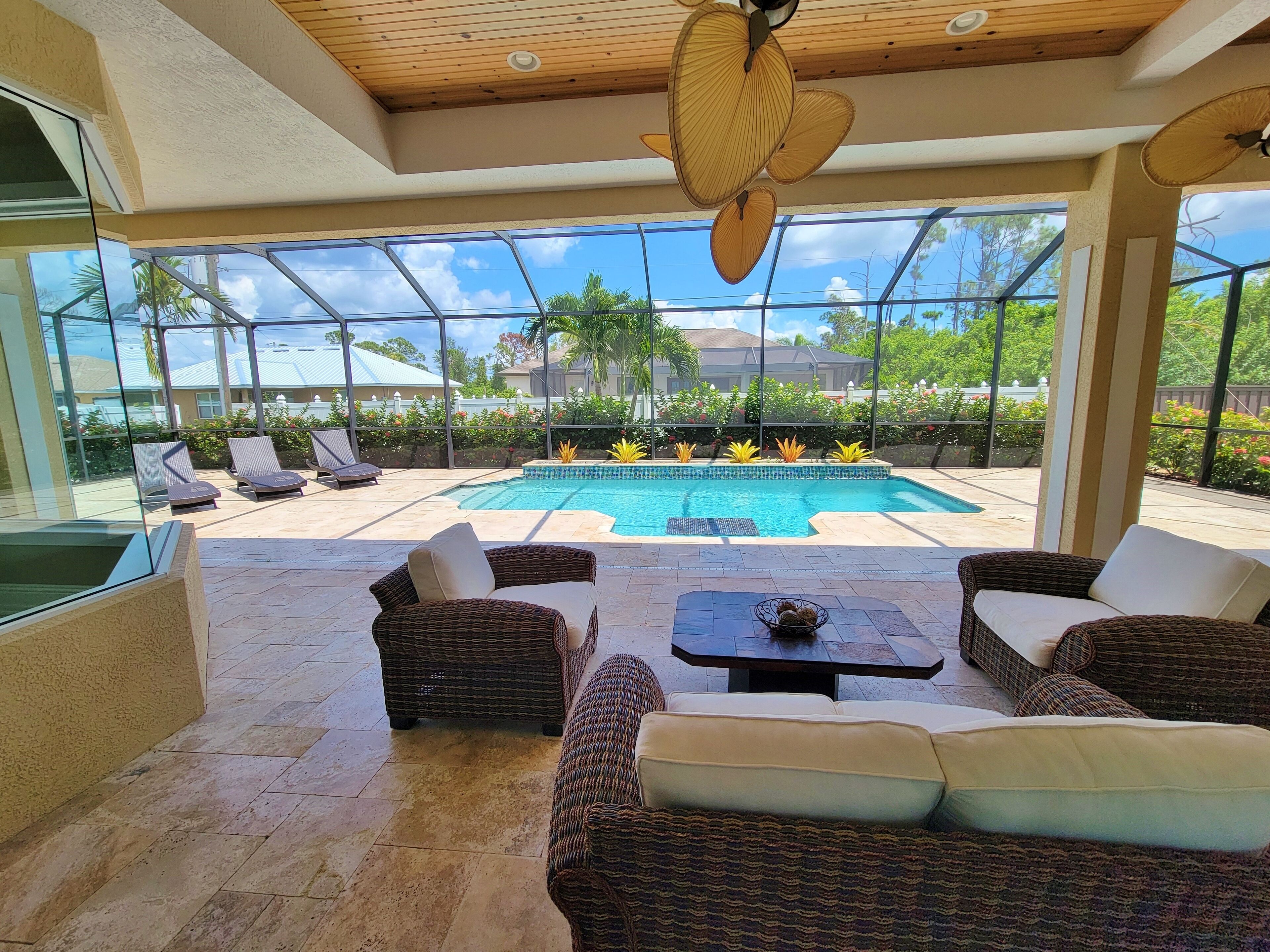 Een buitenzwembad, een verwarmd zwembad