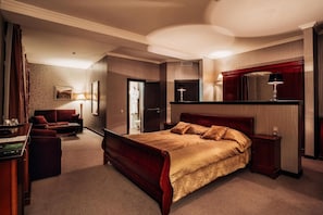 Appartamento Deluxe, vista giardino | Minibar con snack e bevande gratuite, cassaforte in camera