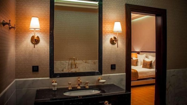 Appartamento Deluxe, vista giardino | Bagno | Vasca e doccia separate, articoli per l'igiene personale ecosostenibili