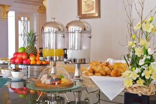 Free daily English breakfast