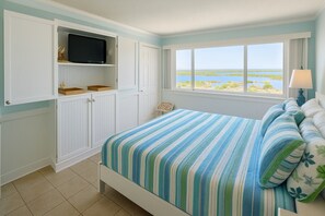 Desk, free WiFi, bed sheets - Stunning Views of the beach, access to numerous amenities! (Panama City Beach)